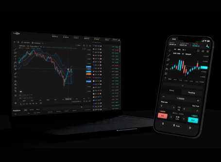 Dispositivos mostrando la plataforma TradeLocker